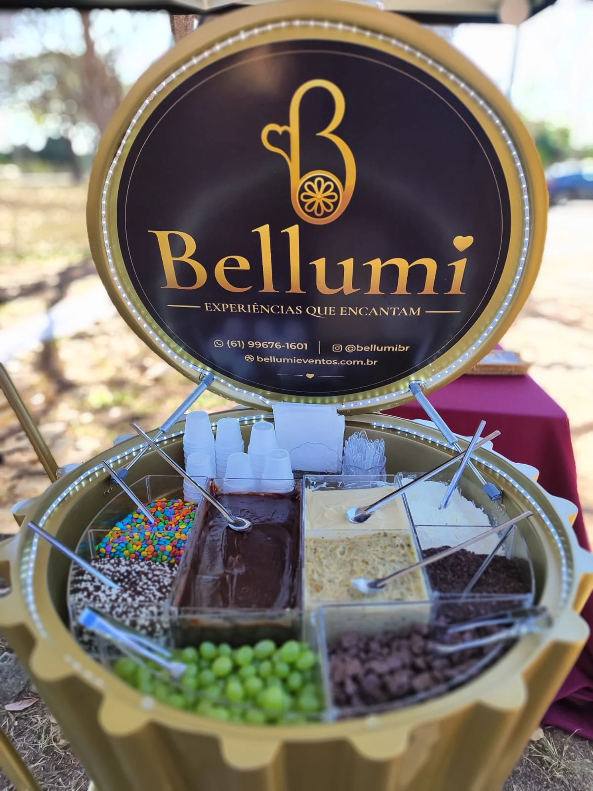 Carrinho Bellumi com brigadeiro, uvas e toppings para escolher