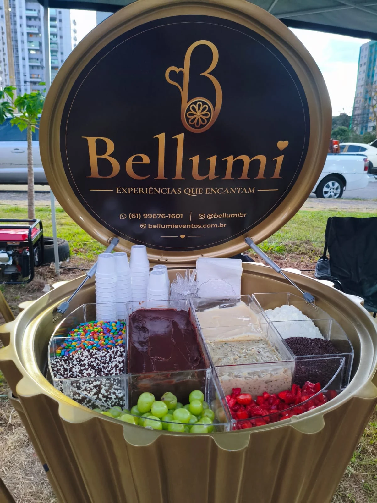 Carrinho Bellumi com op&ccedil;&otilde;es reais de brigadeiro e toppings em evento