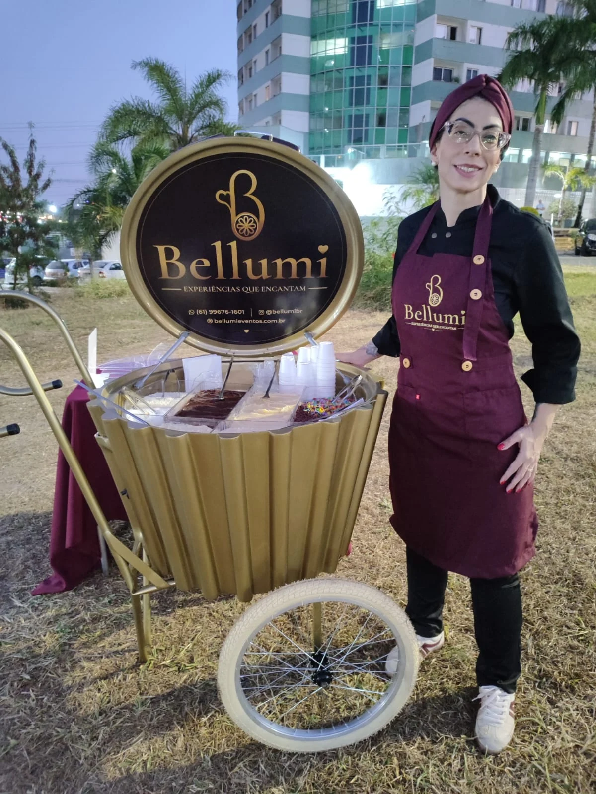 Chef Suzane ao lado do carrinho Bellumi ao ar livre