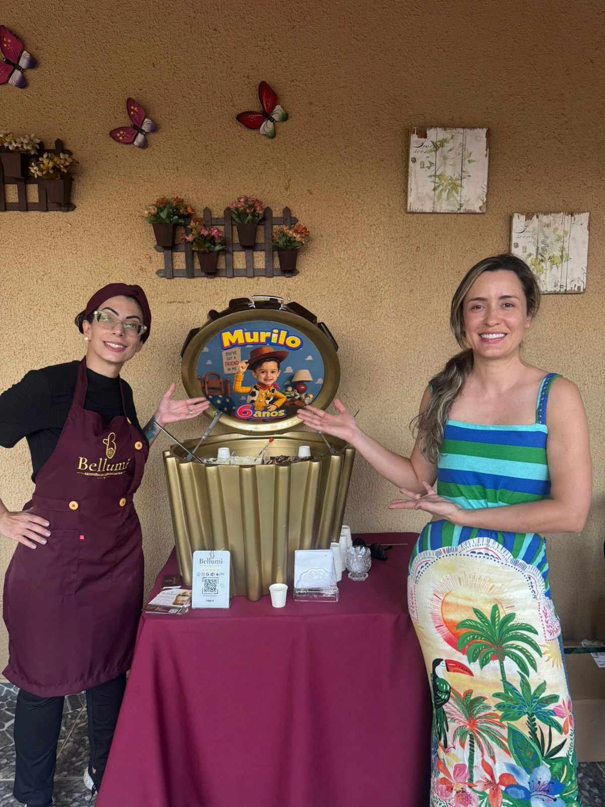 Chef Suzane e cliente ao lado do Petit personalizado em anivers&aacute;rio