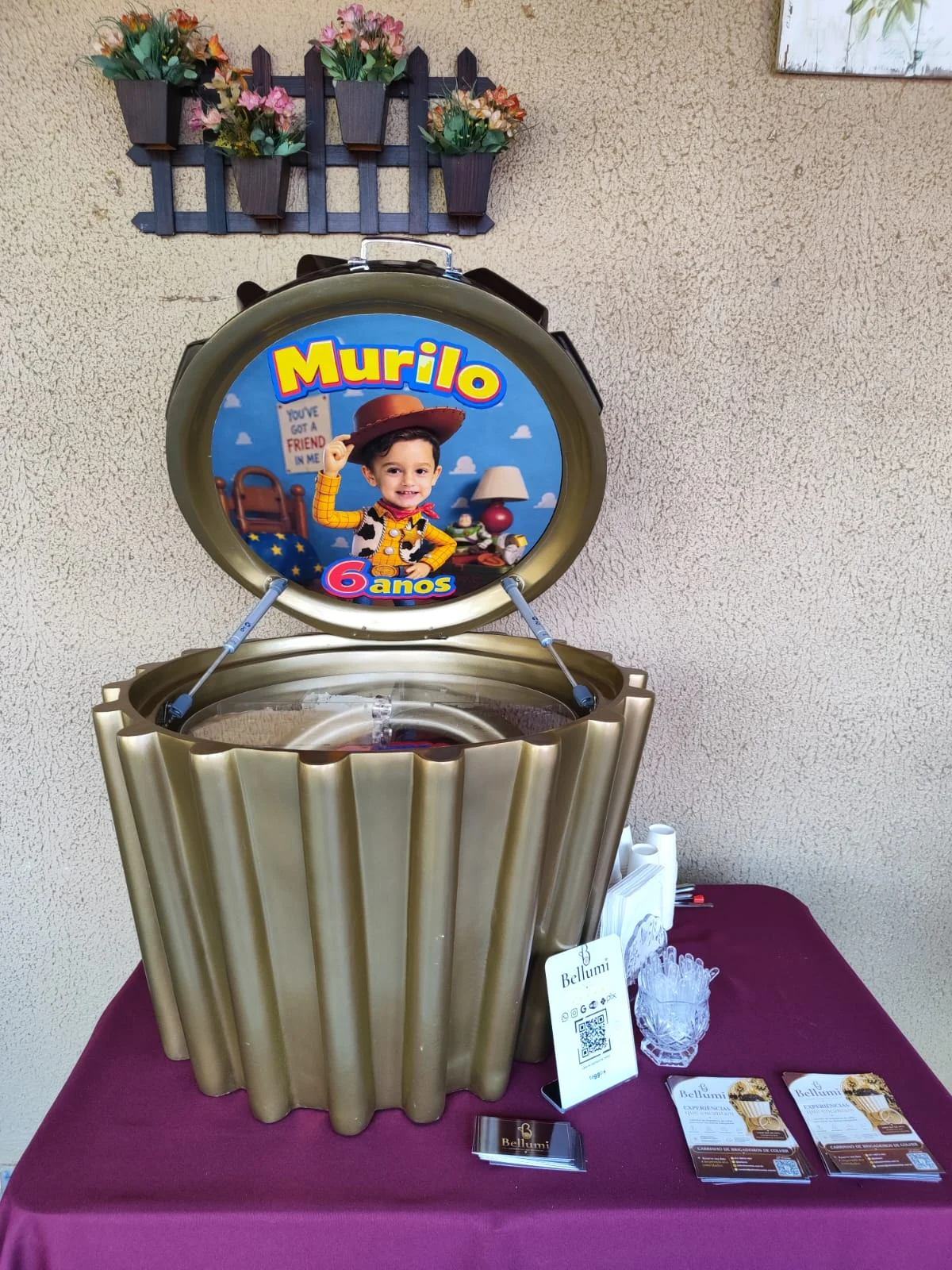 Expositor Petit Bellumi aberto com logomarca original